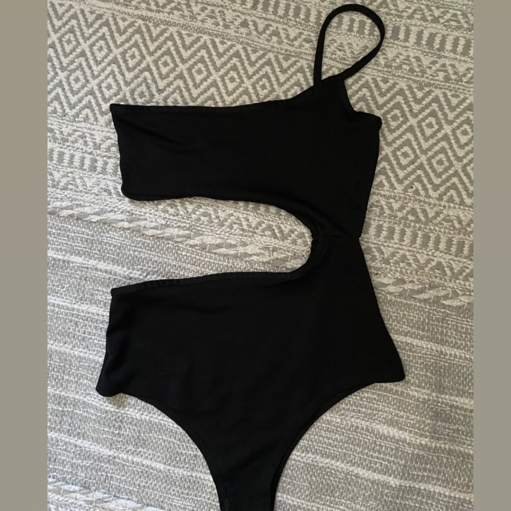 BLACK CUTOUT BODYSUIT